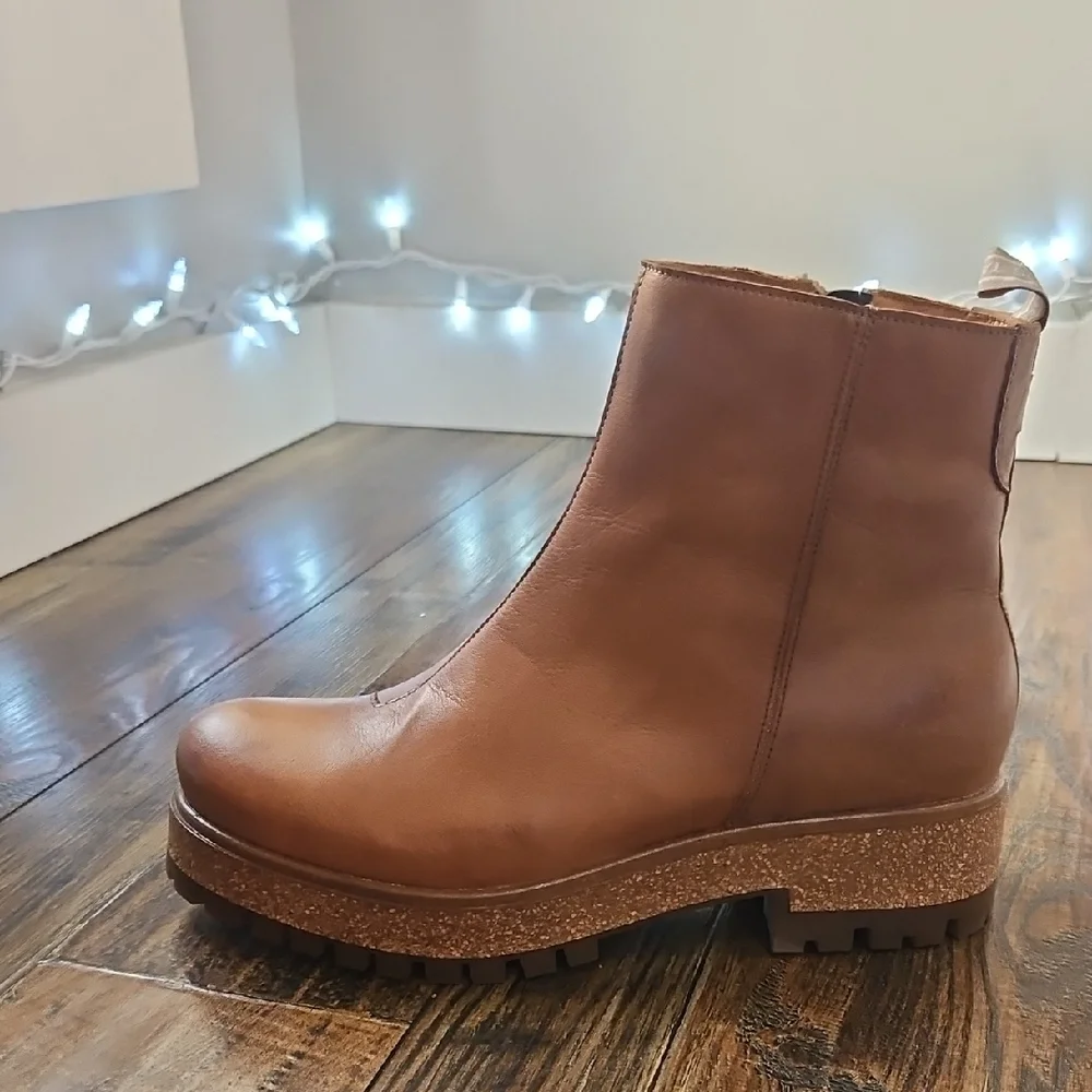 Taos Footwear Tan Leather Ankle‎ Boots